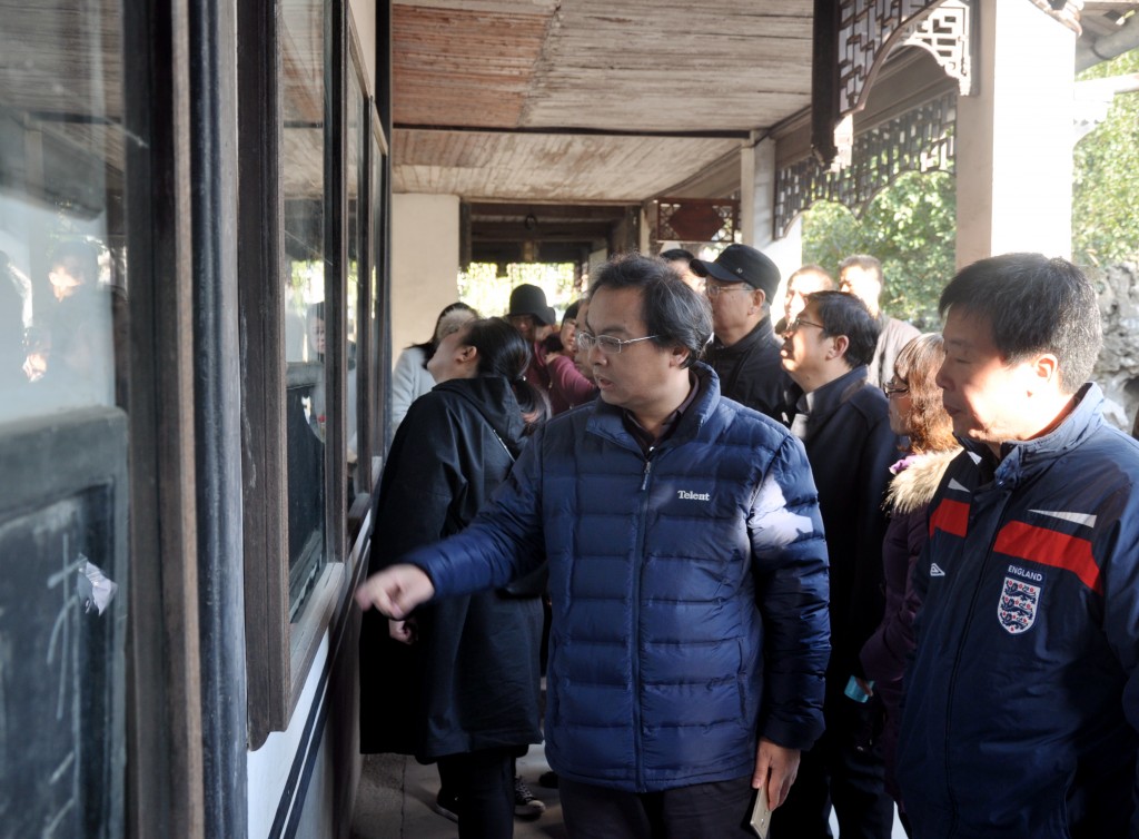 学院党委书记、常务副院长王其军与党员教师一同参观刘湖涵教育基金史料展览馆