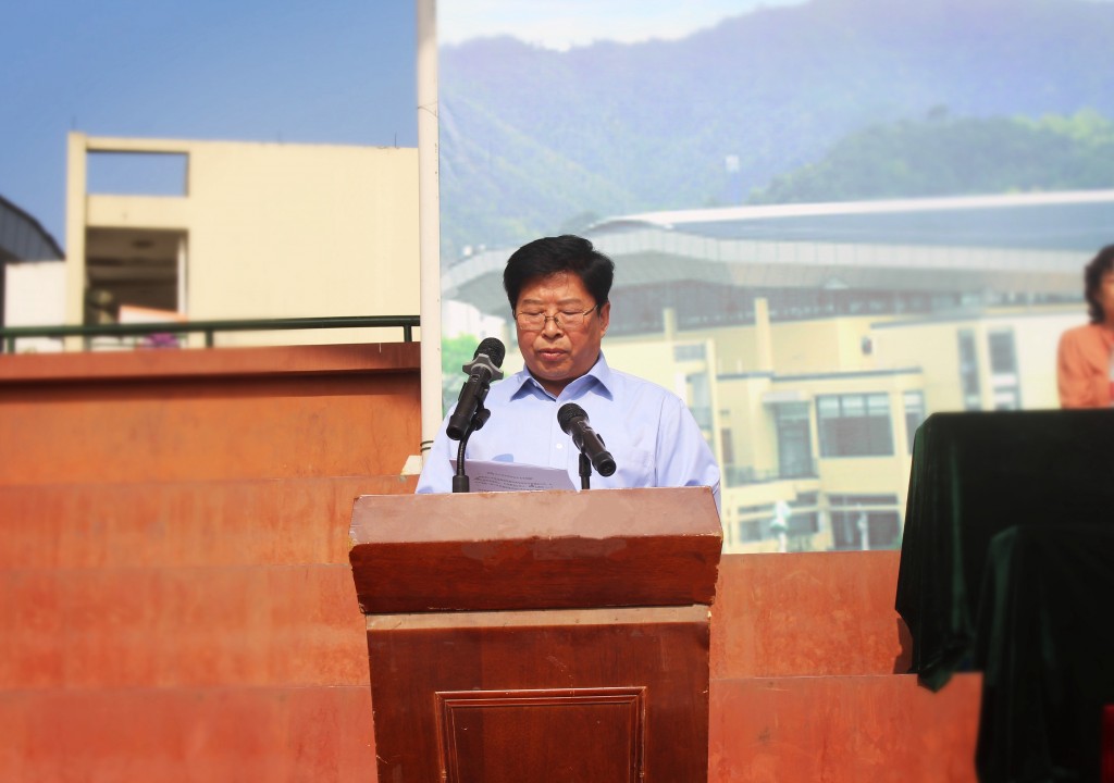 副院长杜宝山宣读国家奖学金、省级优秀毕业生、院级优秀毕业生表彰文件 